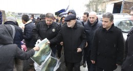 Başkan Çelikbilek Vatandaşlara Çevreci Bez Çanta Dağıttı
