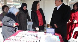 Murat Aydın’ın mikrofon uzattığı engelli vatandaş, “Beykoz’a hizmet yapmanızı istiyoruz”