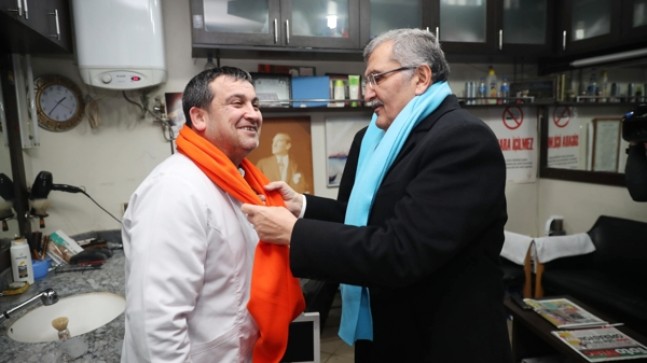 Murat Aydın, “Hava soğuk üşümeyin” dedi, vatandaşın boynuna kendi elleriyle atkı taktı!..