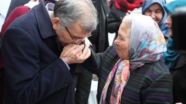 Murat Aydın’ı görmeye gelen kadın öpüp bağrına bastı!..