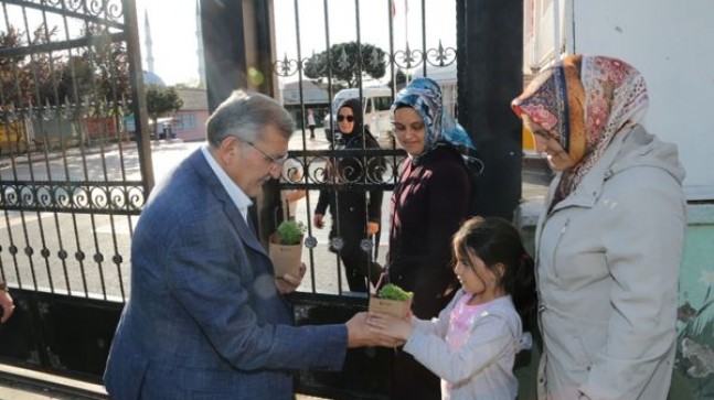 Başkan Murat Aydın Her Eve Bir Fesleğen Dağıttı!..