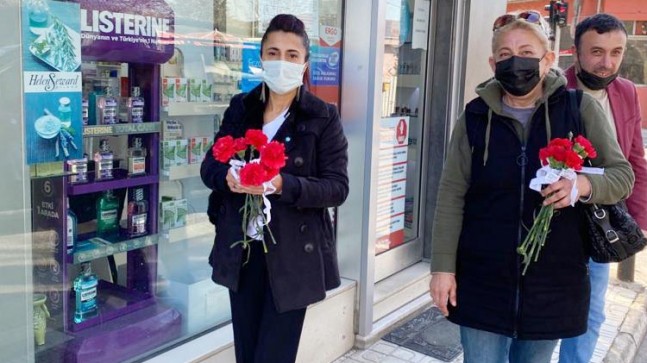 Beykoz İYİ Partili Kadınlar Karanfil Dağıttılar!..
