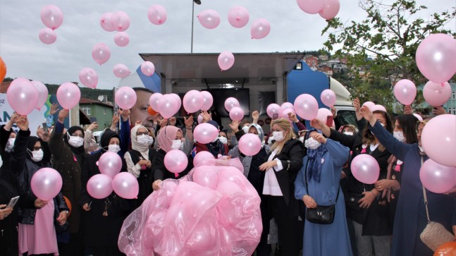 PEMBE BALONLAR MEME KANSERİNE FARKINDALIK İÇİN UÇURULDU!…