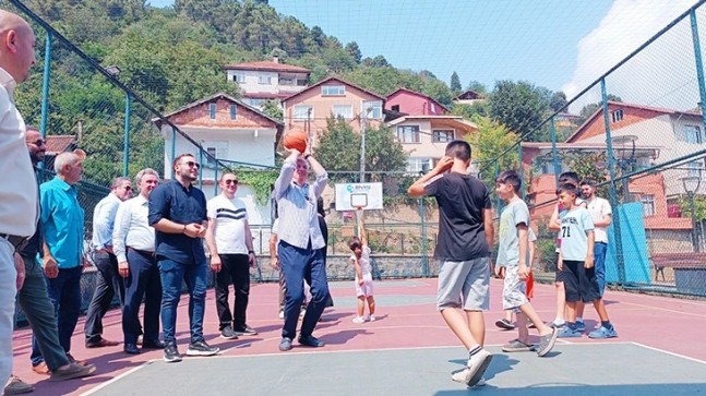 Köseler çocuklarla basket nostaljisi yaptı