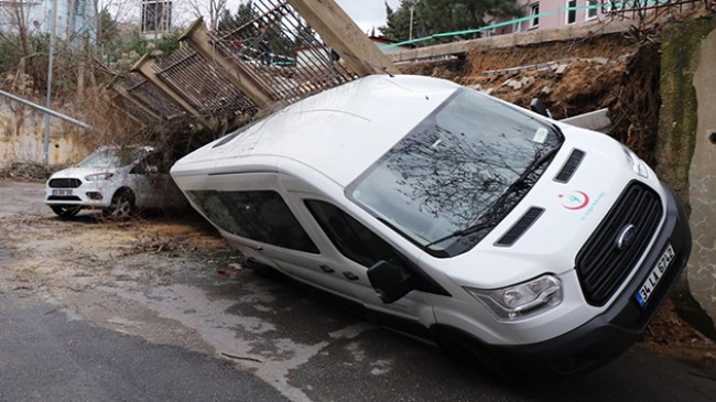 Beykoz’da istinat duvarı çöktü araçlar altında kaldı!..