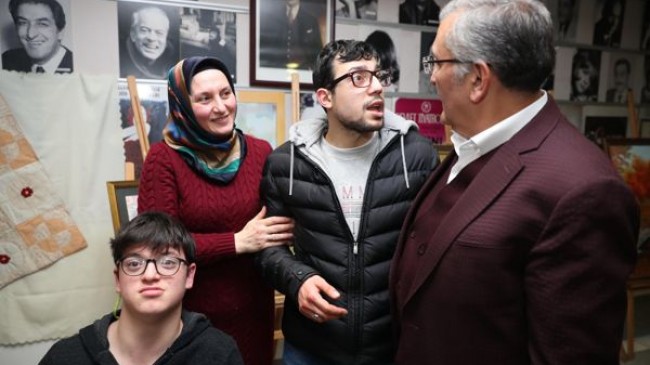 ​Başkan adayı Aydın, “down sendromlu” çocuklara yoğun ilgi gösterdi!..