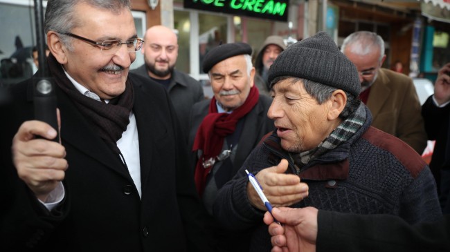 Hüseyin amcadan Murat Aydın’a, “Tartışmasız ailemin oyu sana” sözü