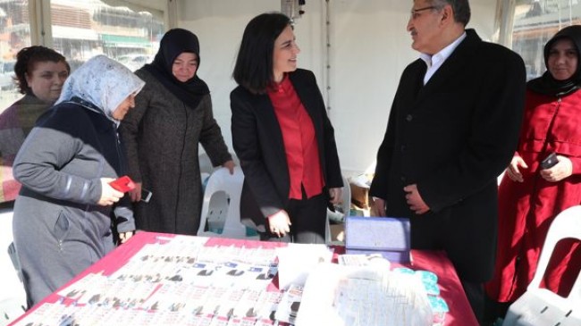 Murat Aydın’ın mikrofon uzattığı engelli vatandaş, “Beykoz’a hizmet yapmanızı istiyoruz”