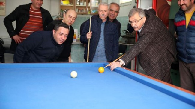 Murat Aydın kahvehanede ıstakayı eline alıp bilardo oynadı​!..