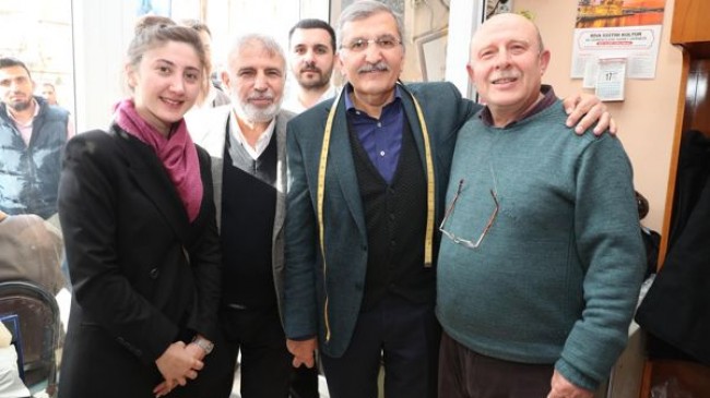 Beykoz adayı Aydın, kadın elbisesini eline alıp esnafla pazarlık yaptı​!..