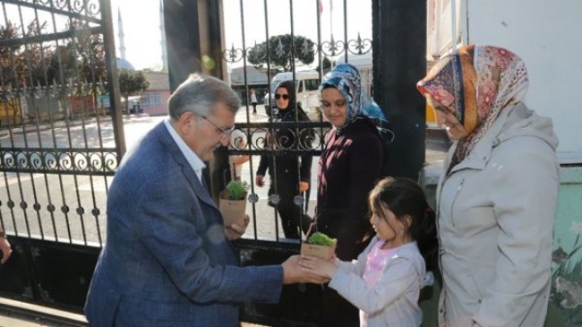 Başkan Murat Aydın Her Eve Bir Fesleğen Dağıttı!..