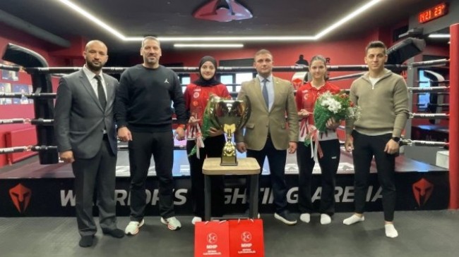 Başkan Çömlekçi’den Şampiyon Kardeşlere Plaket