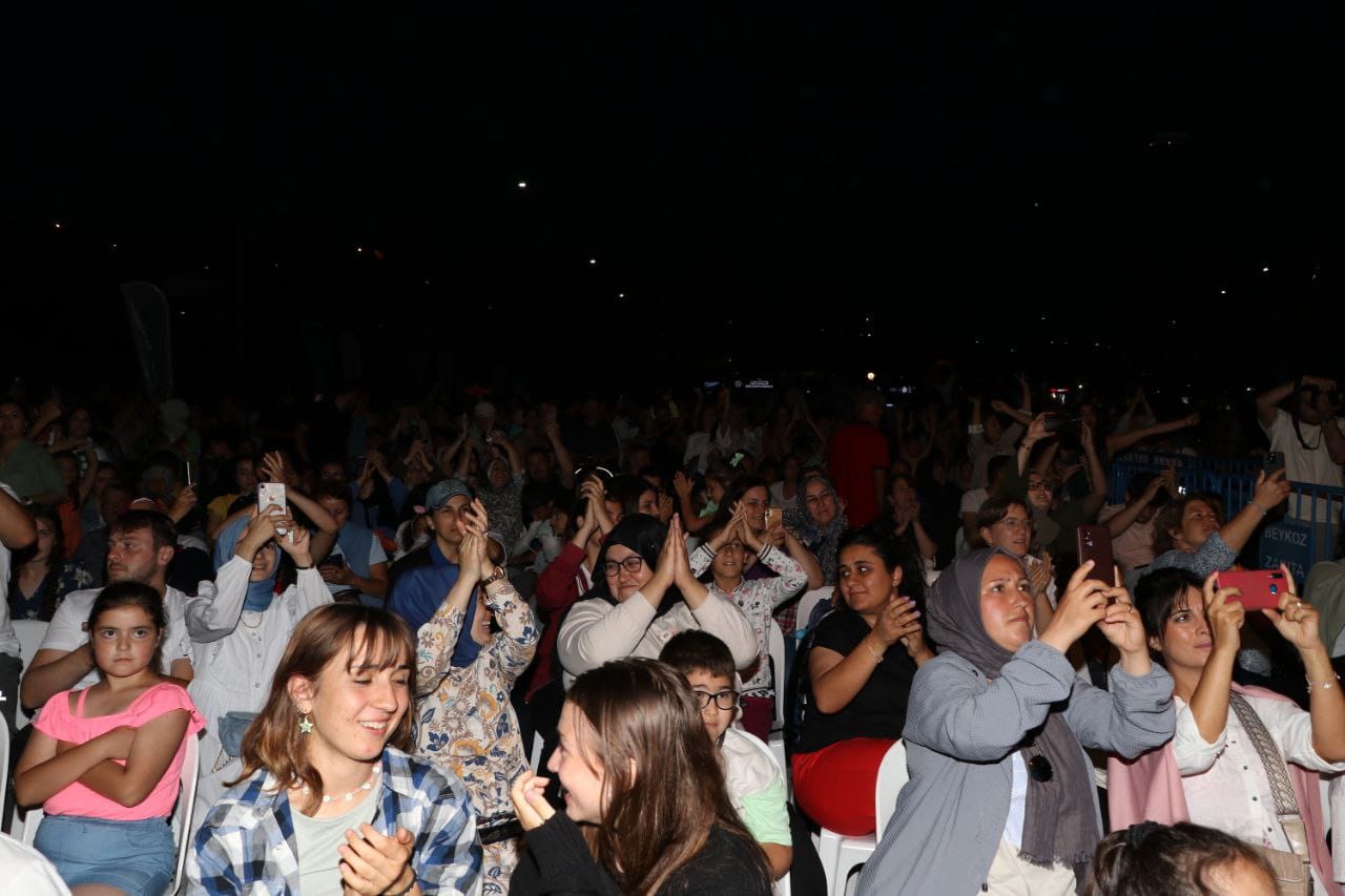 İstanbul’un Gözdesi Riva Turizm Yatırımları Tuğba Yurt Konseriyle Açıldı (6)