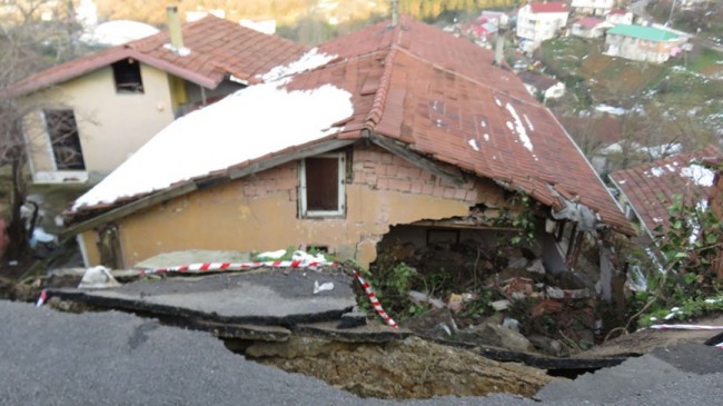 Beykoz’da toprak kayması!